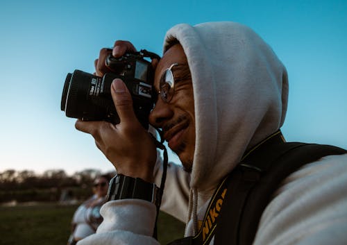 Gratis stockfoto met Afro-Amerikaanse man, bril, camera