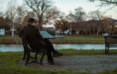 Kostenloses Stock Foto zu bank, beine überkreuzt, chillen