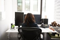 现代办公室中，女性在桌面设置、技术应用和城市景观方面的工作