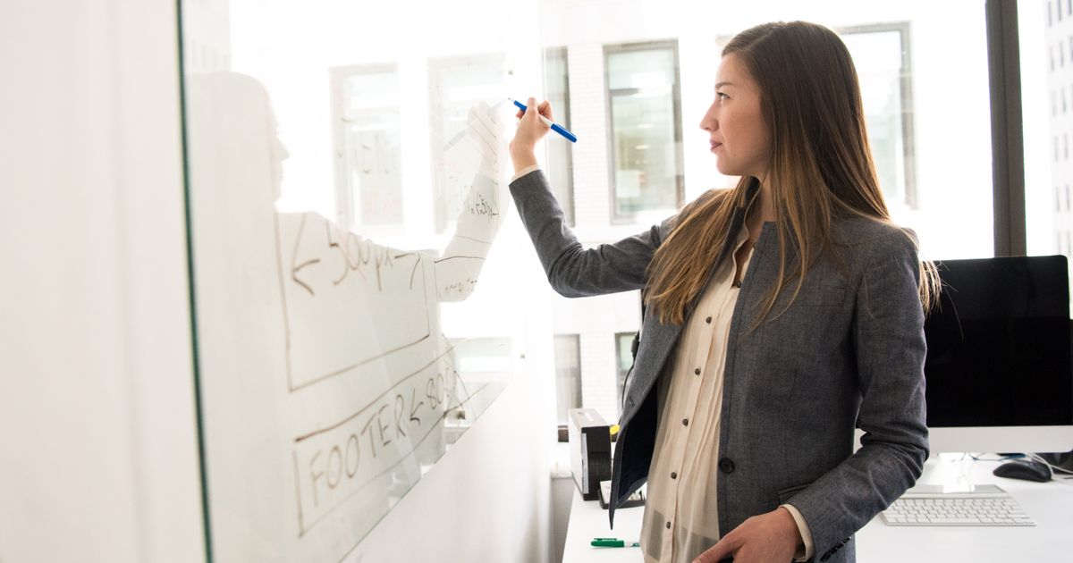 Professional comparing O-1 visa and H-1B visa options for US work authorization in 2026