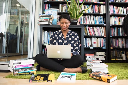Vrouw In Zwart Overhemd Met Macbook