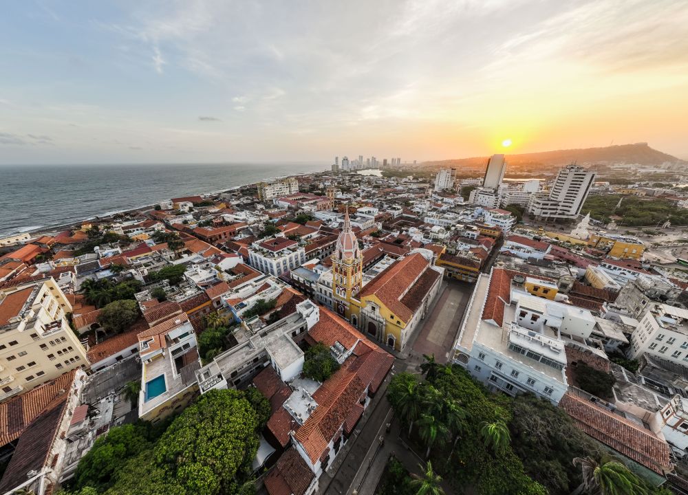 Vista aérea del centro histórico de Cartagena al ocaso con la catedral y la bahía