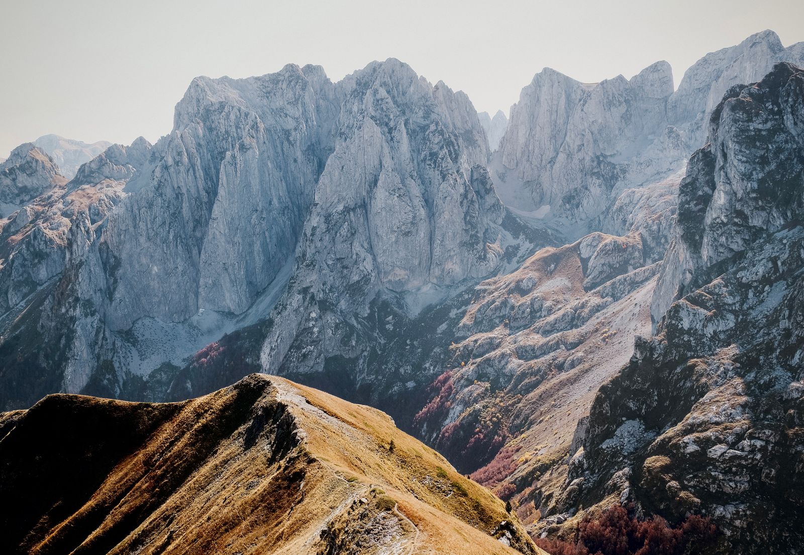 Sommets rocheux sous un ciel pâle près de Lëpushë dans les Alpes maudites