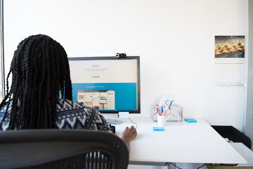 Vrouw Zittend Op Een Stoel Met Behulp Van Computer