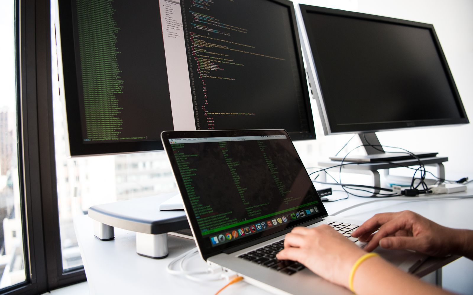Développement logiciel sur plusieurs écrans, photo Pexels