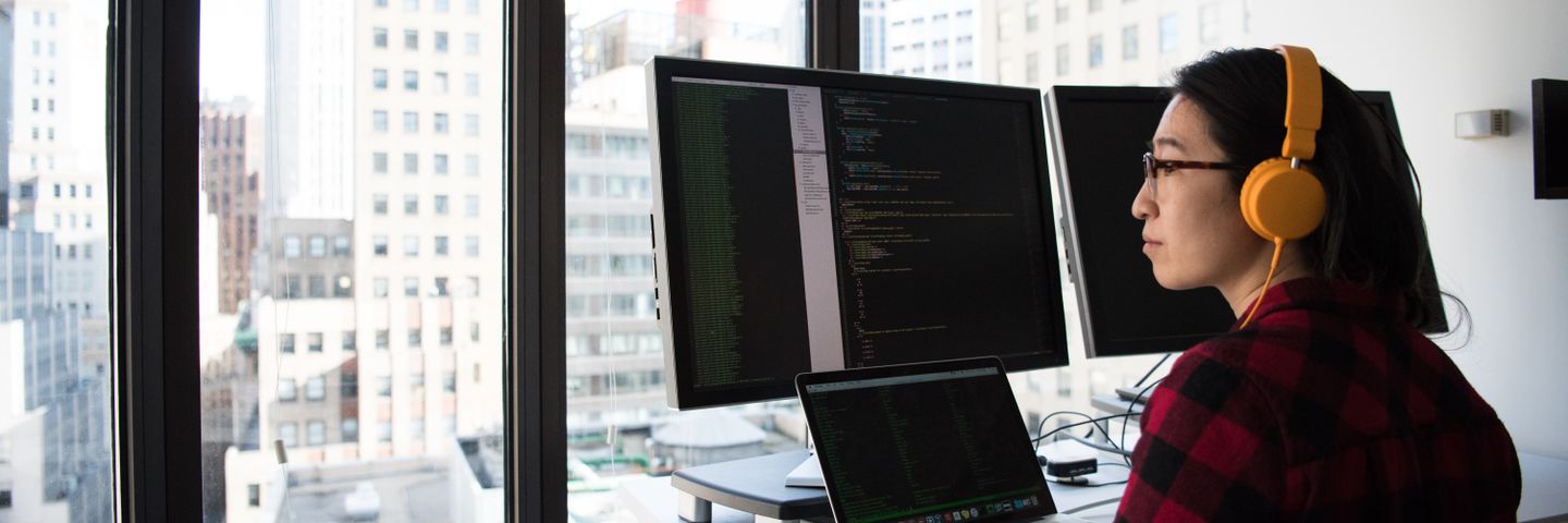 システム開発の作業風景のイメージ写真
