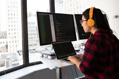 Frau, Die Im Vorderen Laptop Sitzt