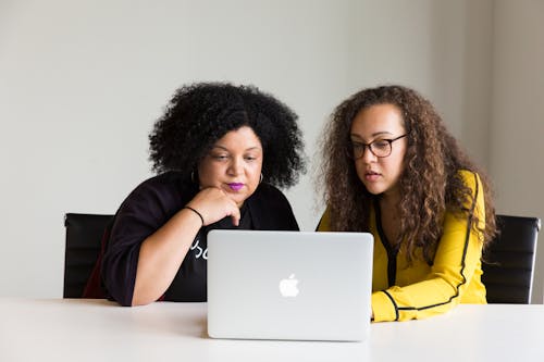 Fotografia Di Donne Che Utilizzano Laptop