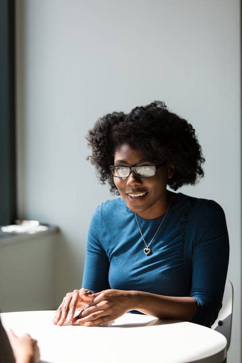 Ingyenes stockfotó afro-amerikai nő, arckifejezés, asztal témában
