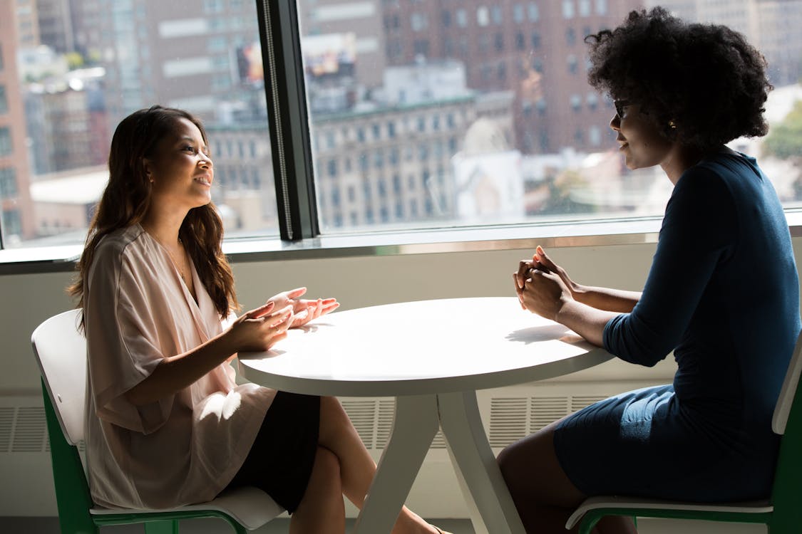 Fotografía de mujeres hablando entre ellas