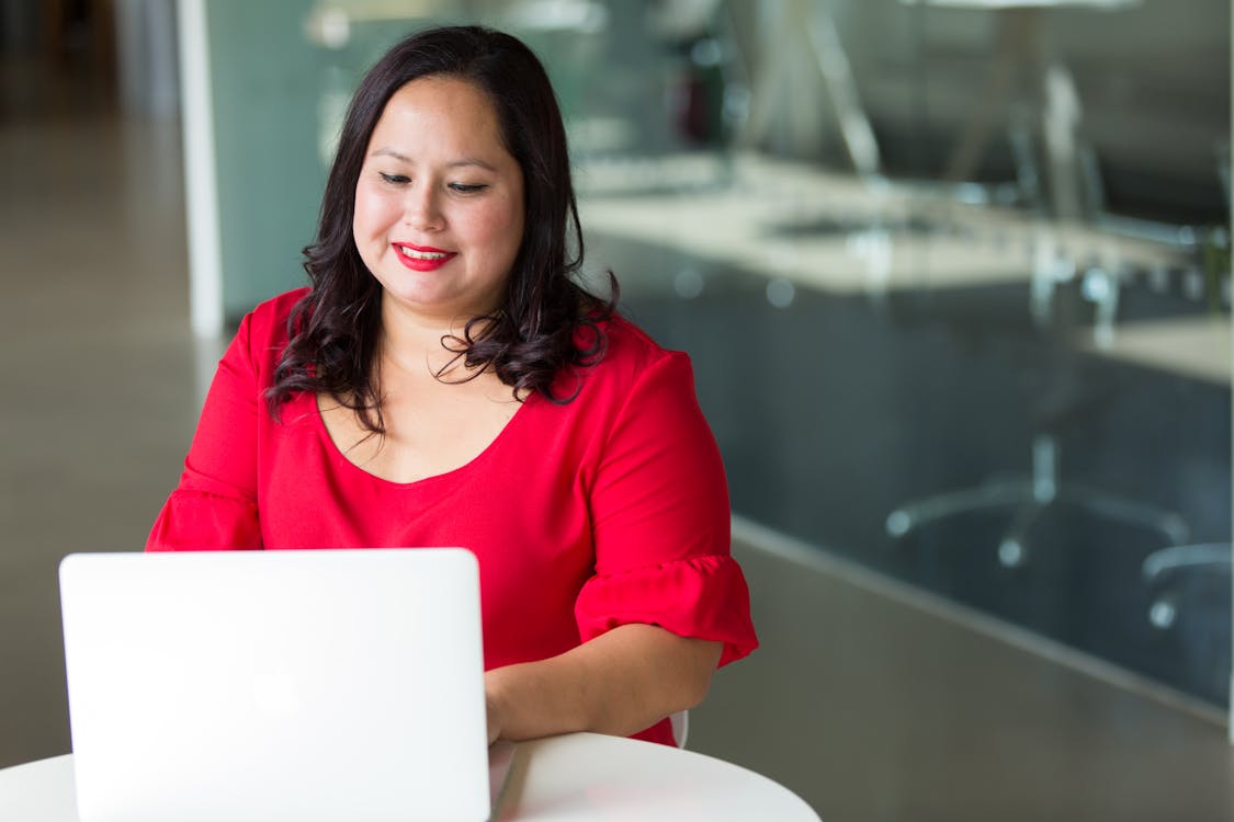 Fotografie Der Frau Mit Laptop