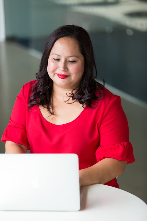 Fotografi Wanita Menggunakan Laptop