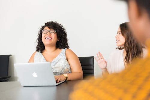 Mulher De Vestido Branco Na Frente De Um Macbook Prateado