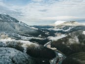 从鸟瞰图中可见，云雾笼罩的山峰和宁静的冬季景观令人叹为观止