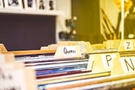 特写视角展示室内音乐商店中按字母顺序排列的黑胶唱片