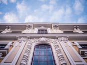 低视角下，一座经典的华丽建筑立面与蓝天形成鲜明对比