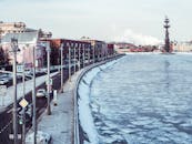 冬季的城市景观中，冰冻的河流和突出的纪念碑格外醒目