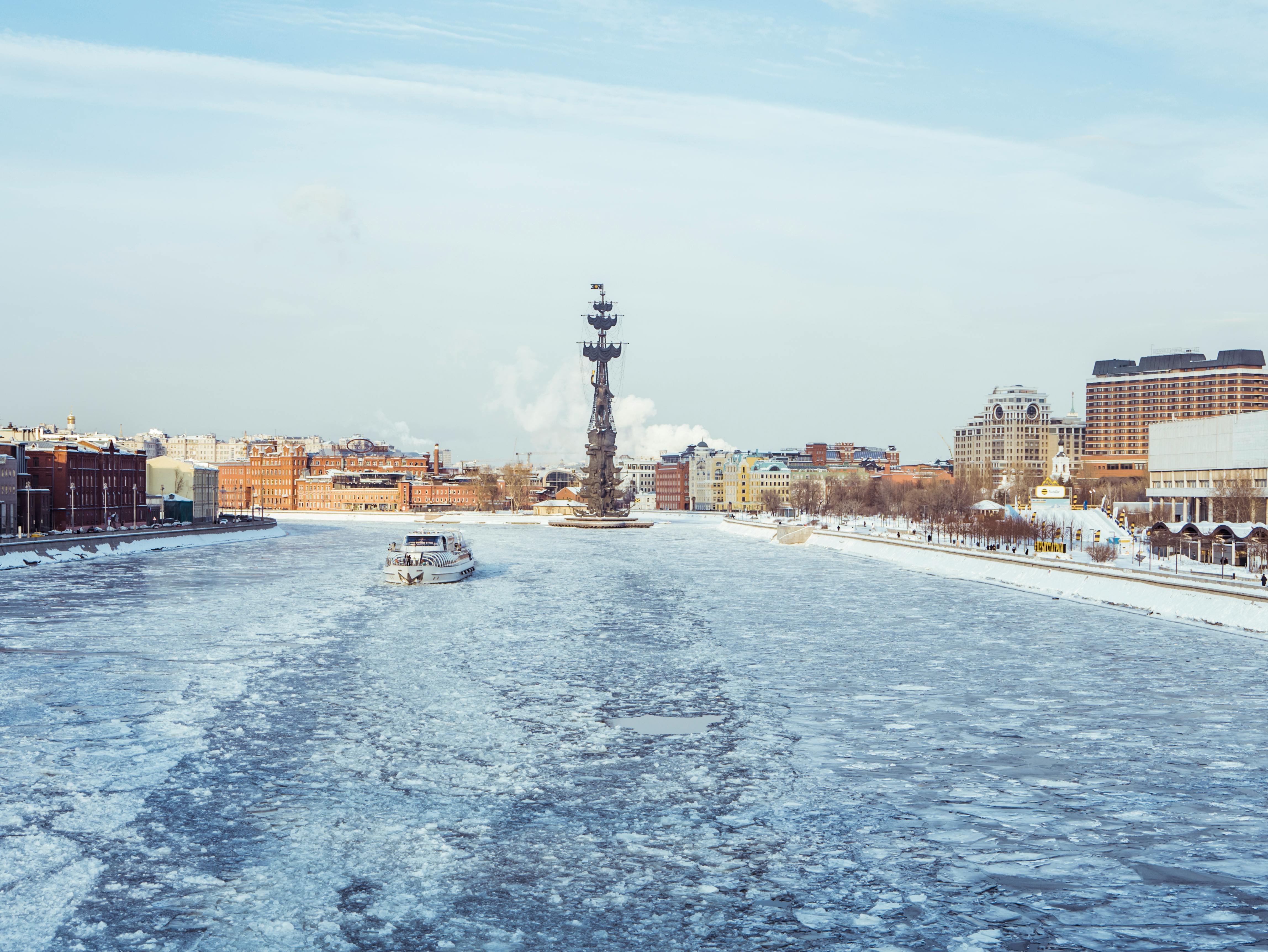 在晴朗的冬日天空下，从标志性的彼得大帝雕像处可以欣赏到莫斯科冰冻河流的美景