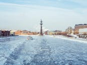在晴朗的冬日天空下，从标志性的彼得大帝雕像处可以欣赏到莫斯科冰冻河流的美景