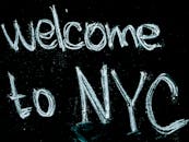 黑板上，用粉笔手写的“欢迎来到纽约”特写镜头，发出热烈的邀请