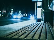 夜晚，城市街道上喜怒无常，长凳与模糊的灯光交织，营造出梦幻般的氛围
