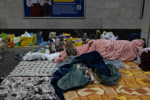 Muchas Personas en Kharkiv se encuentran viviendo en la estación del tren en kharkiv por el miedo al siguiente ataque Ruso 
