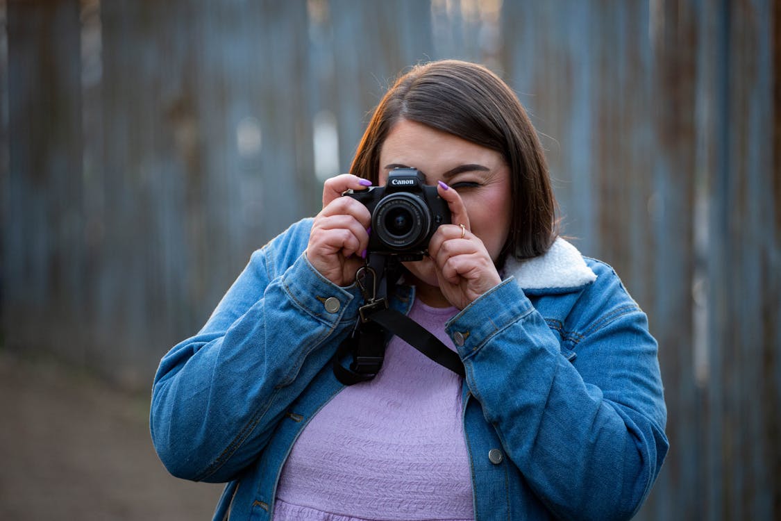 Gratis stockfoto met camera, denim jacket, dslr