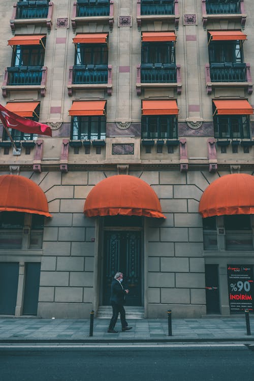 Imagine de stoc gratuită din clădire, fotografiere verticală, mers pe jos