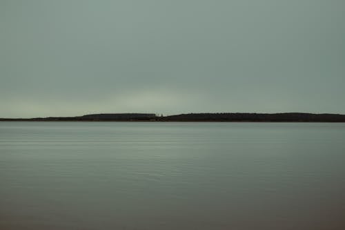 Immagine gratuita di acqua, acqua calma, cielo grigio