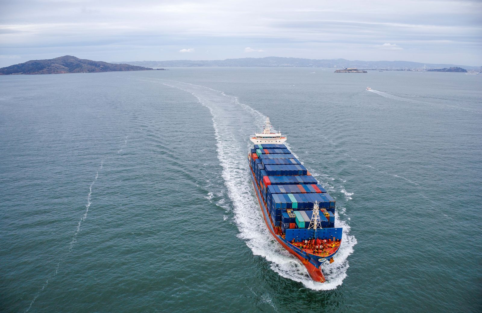 Porte-conteneurs en pleine mer vu à distance, photographie d’illustration