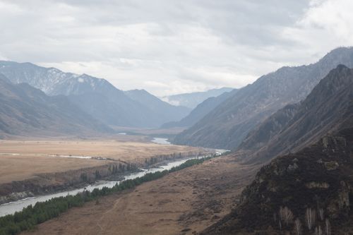 Free A picturesque landscape of a river flowing through a valley with mountains in Altai, Russia. Stock Photo