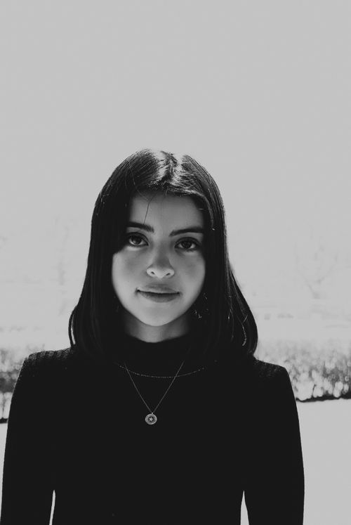 Free Black and white portrait of a woman in Pachuca, showcasing elegance and simplicity. Stock Photo