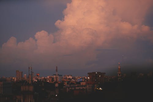 日暮れ時の街の写真