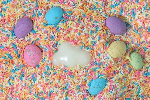 Fotobanka s bezplatnými fotkami na tému čokoládové vajíčka, dúhové postrekovače, farebné vajcia
