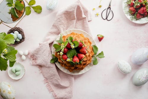 Flatlay De Bolo Bundt De Morango Para A Páscoa