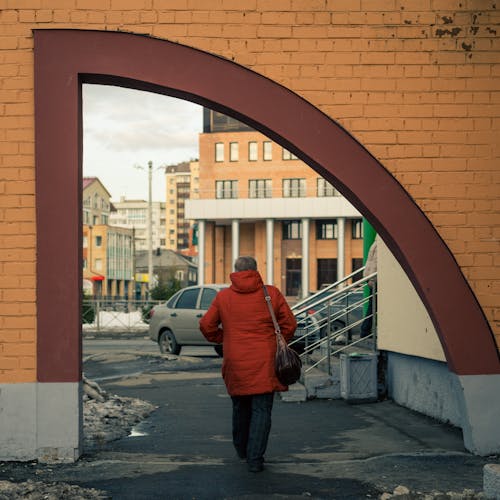 Základová fotografie zdarma na téma červená bunda, chodník, chůze