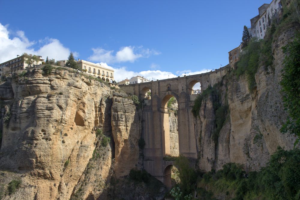 Podul Puente Nuevo din Ronda văzut din lateral, deasupra prăpastiei