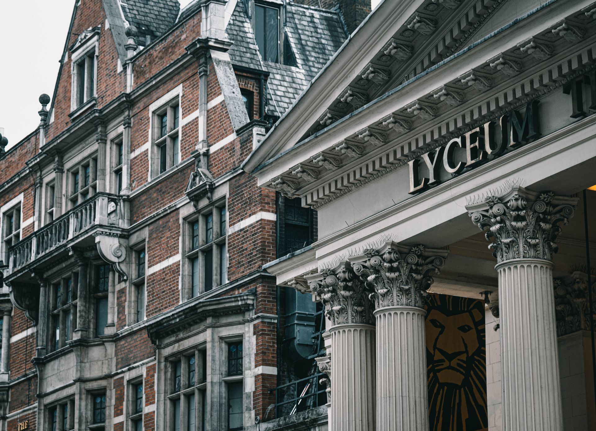 Bulutlu havada eski bir Londra tiyatrosu cephesi