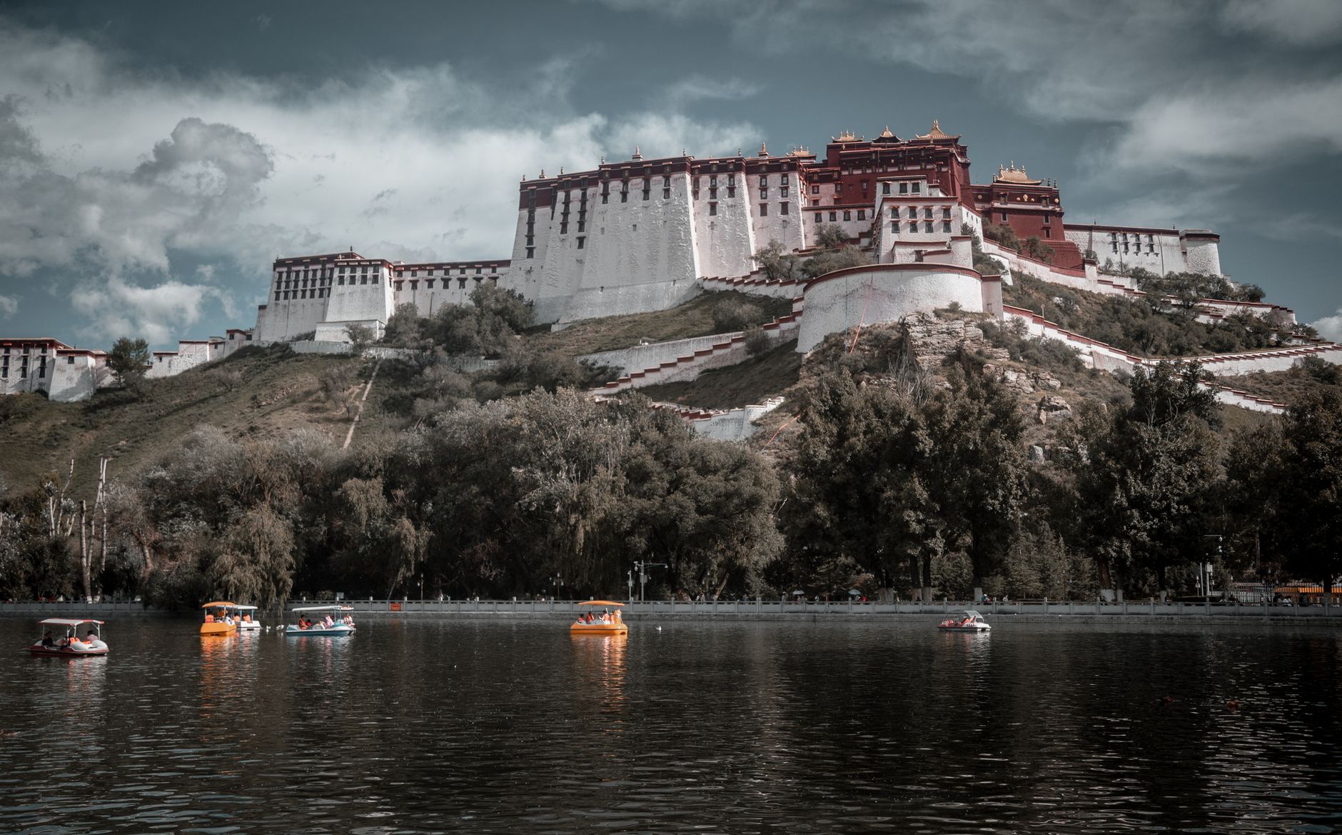 Tibet travel Potala Palace Namtso Lake pilgrim — Photo by Zekai Zhu