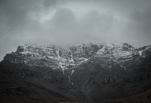 Immagine gratuita di bianco e nero, catena montuosa, cielo coperto