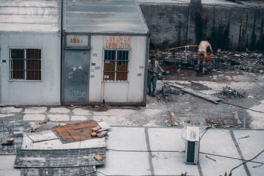 展示如何拆卸并清理水槽下方U型存水弯的步骤图解
