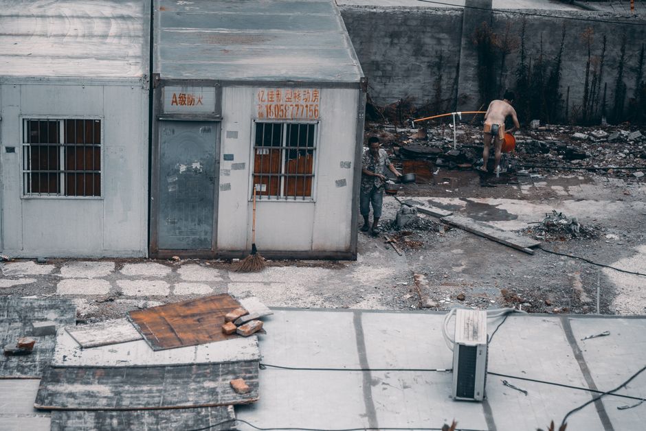 配图