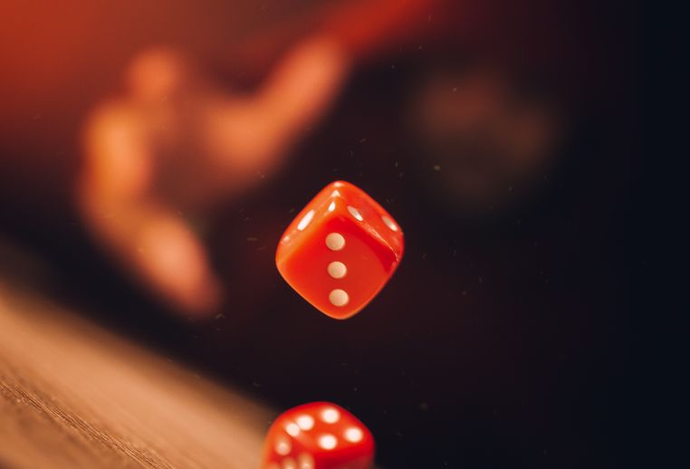 Casino mit Spielautomaten im Hintergrund und glücklichen Spielern