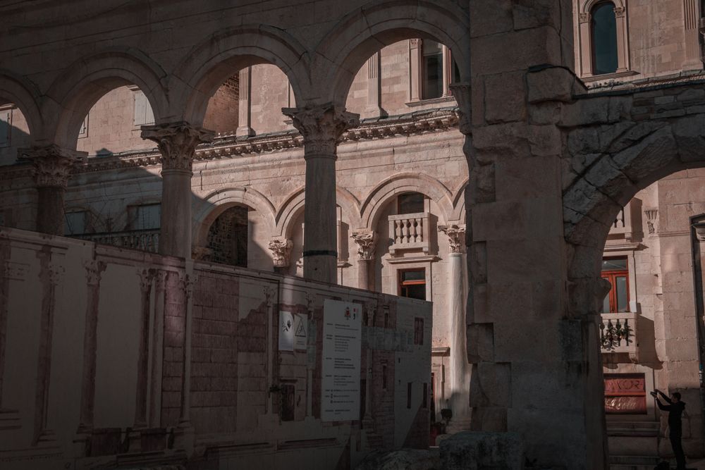 Arcade și coloane de piatră în interiorul complexului Palatului lui Dioclețian