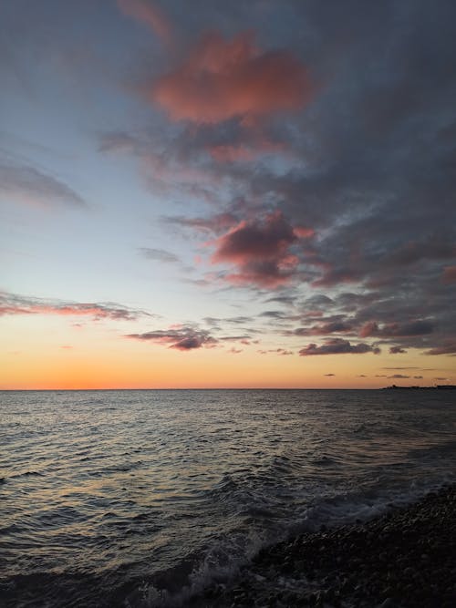 Immagine gratuita di alba, cielo nuvoloso, corpo d'acqua