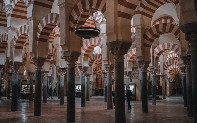 Photo: Zekai Zhu on Pexels Explore the historic Mosque-Cathedral of Córdoba's stunning arches and columns in this captivating interior view.