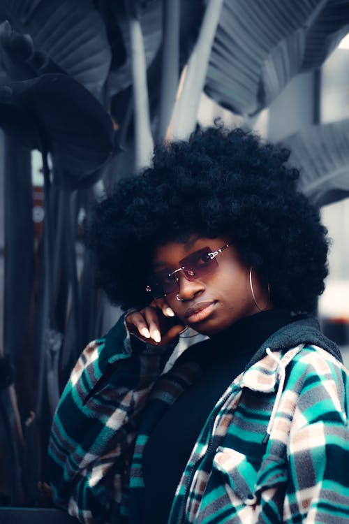 Fotobanka s bezplatnými fotkami na tému afro vlasy, bunda, černoška