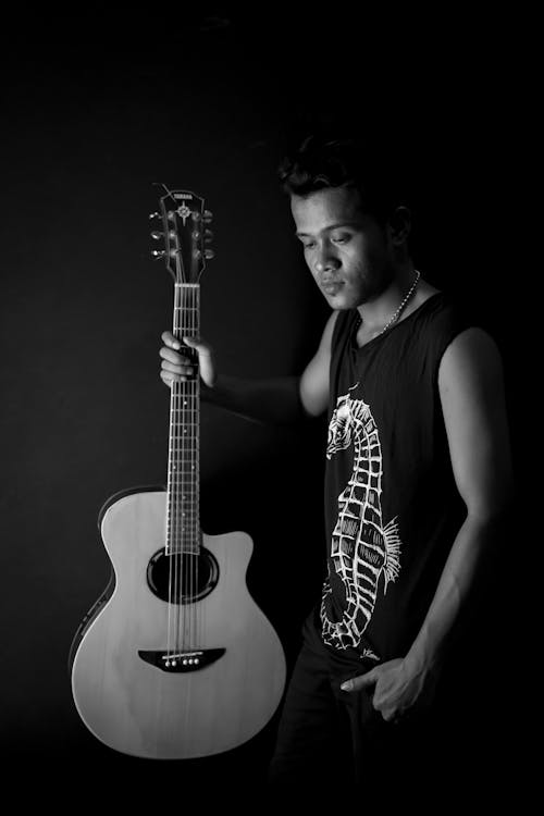 Kostnadsfria Kostnadsfri bild av akustisk gitarr, ansiktsuttryck, gitarr Stock foto