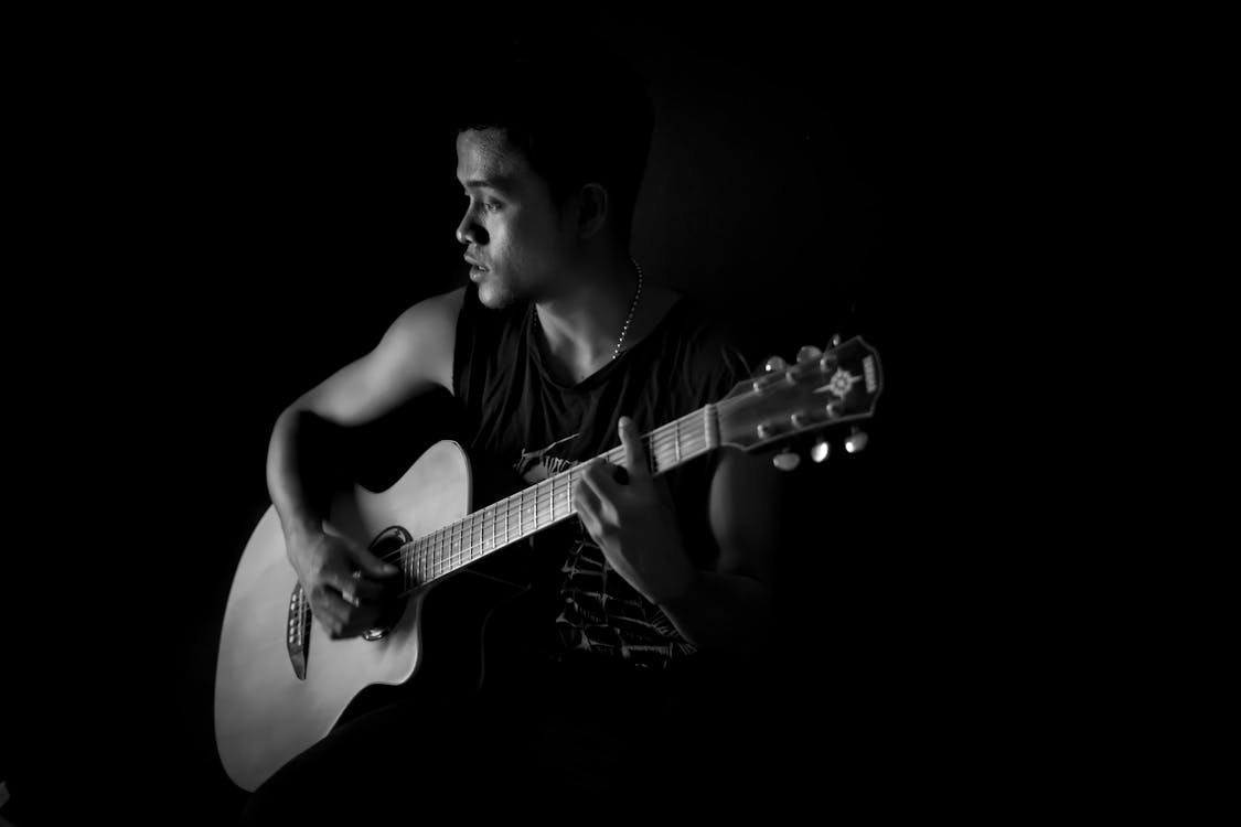 기타를 연주하는 남자의 흑백 사진