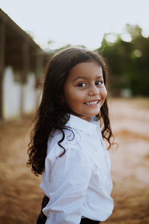 Free Portrait of Smiling Girl in White Shirt Stock Photo